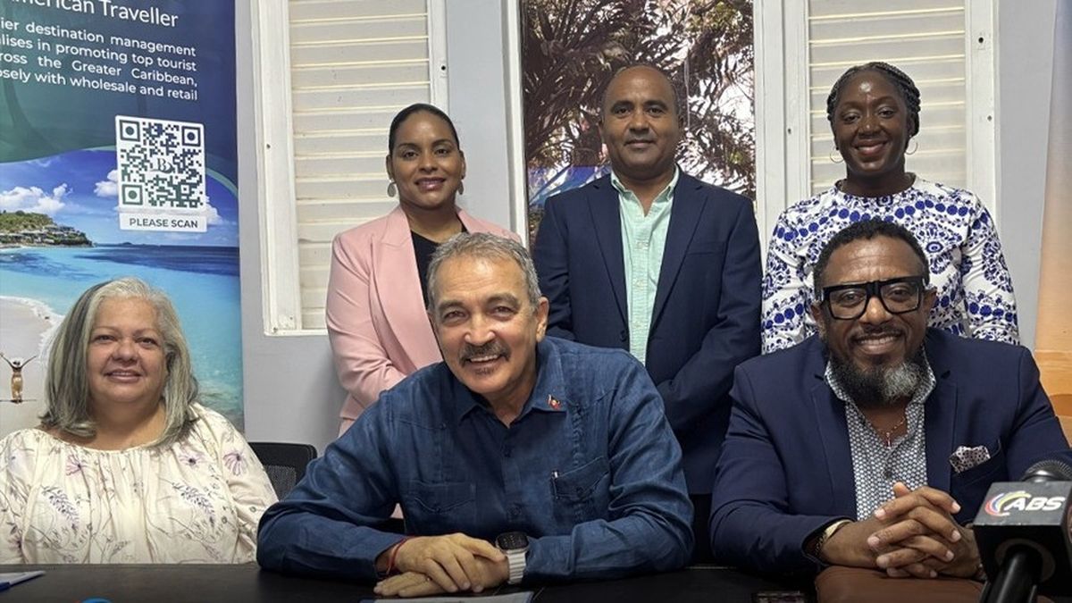 Maria Britto Bettini, CEO de BlueSea; el ministro de Antigua y Barbuda Charles Fernandez; y Colin James, CEO de ABTA; en la firma del acuerdo.
