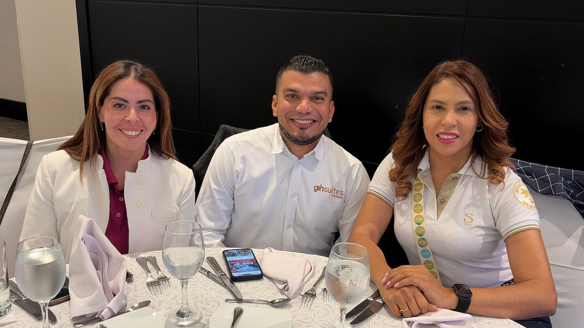 Tania Medina, senior manager Leisure Sales para Caribe y América Latina de Hilton; Jarsy Barbosa, representante de GEH Suites; y Rosa María Pacheco, directora de Cuentas de Hoteles Sol Caribe, en capacitación de PriceAgencies. 