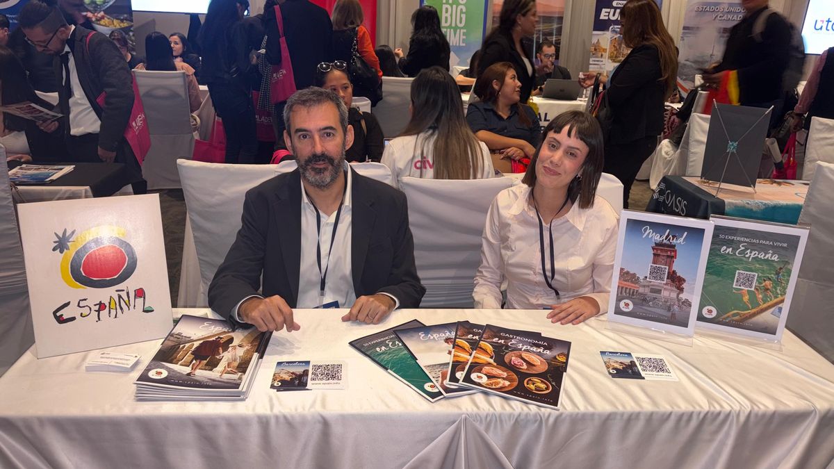 Felipe Formariz, consejero de Turismo en Am&eacute;rica del Sur de Turespa&ntilde;a, y Cristina Ruiz, asesora, durante el Ladevi Workshop en Quito.&nbsp;