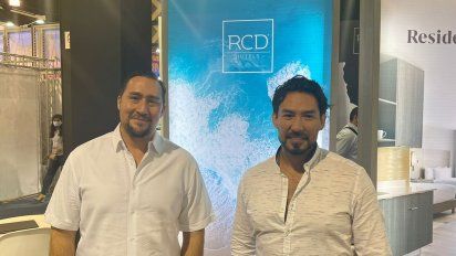 Enrique del Campo, vicepresidente de Desarrollo de Negocios de RCD Hotels, y Leonel Reyes, presentes en el Tianguis Turístico 2021, celebrado en Yucatán.
