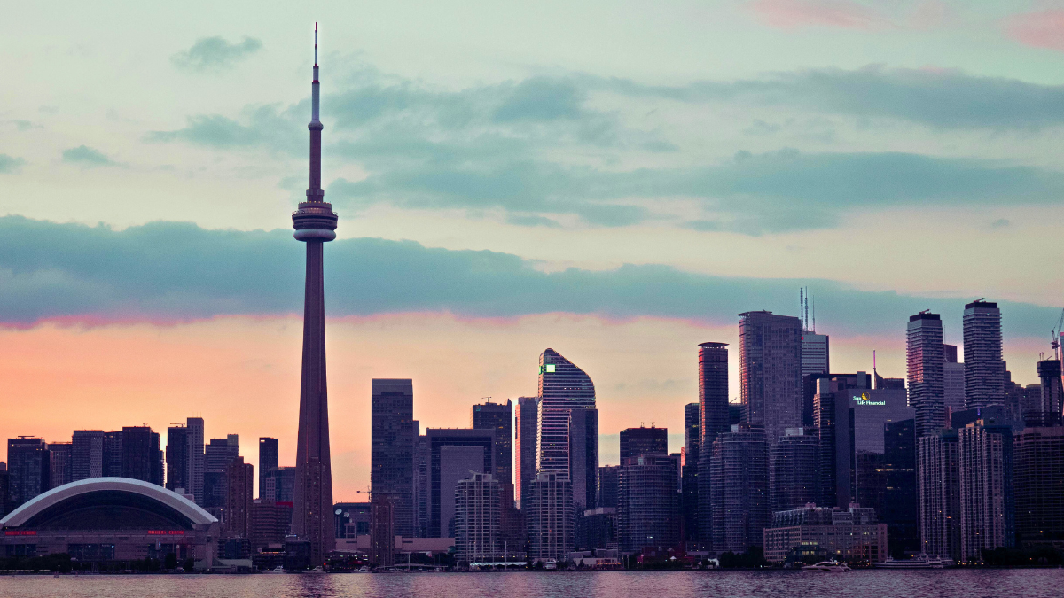 Sorpréndete con las impresionantes vistas panorámicas de Toronto desde la CN Tower.