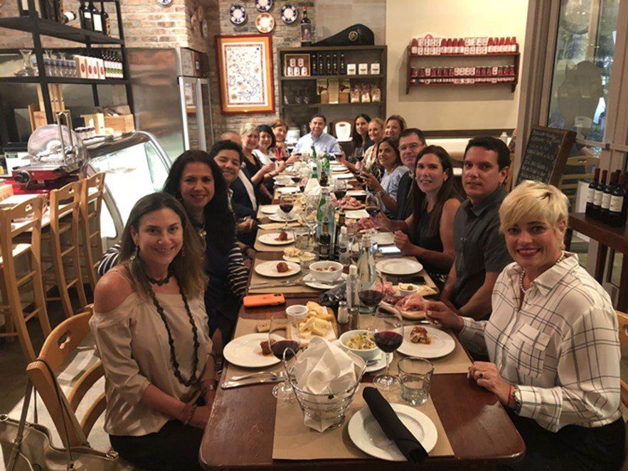 Arlenes García y Karen Vucetich junto a los invitados y el staff de American Airlines en Miami.