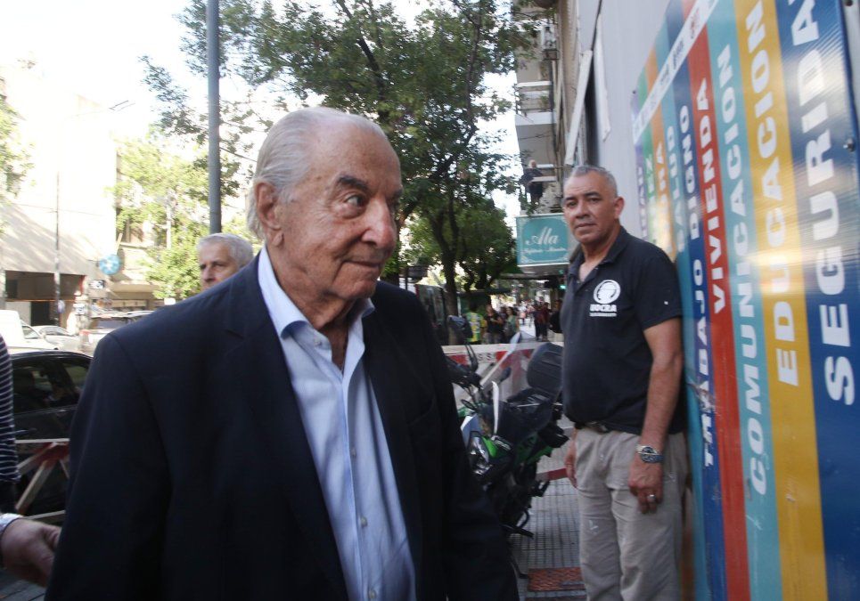 Paritarias bajo las órdenes de Javier Milei: Comercio acordó un aumento salarial del 6% más sumas fijas hasta diciembre. &nbsp;