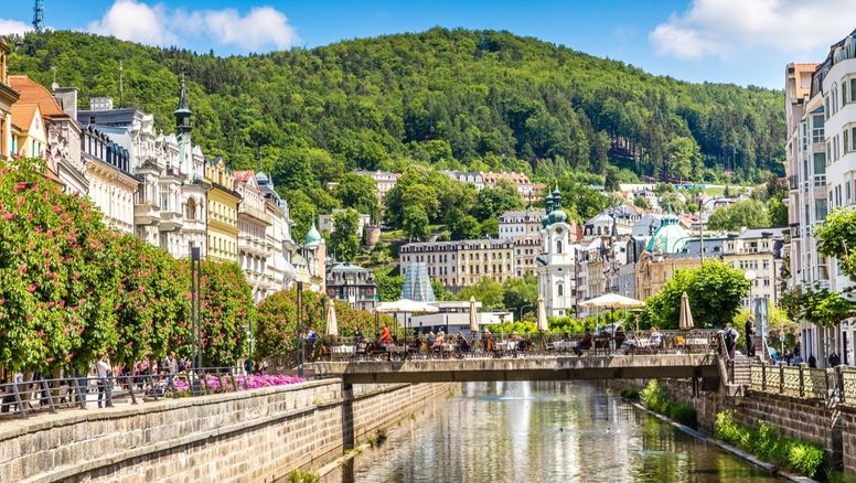 República Checa: Karlovy Vary se encuentra a solo 125 km. de Praga y cuenta con paisajes exuberantes, atractiva arquitectura y fuentes termales con aguas medicinales.