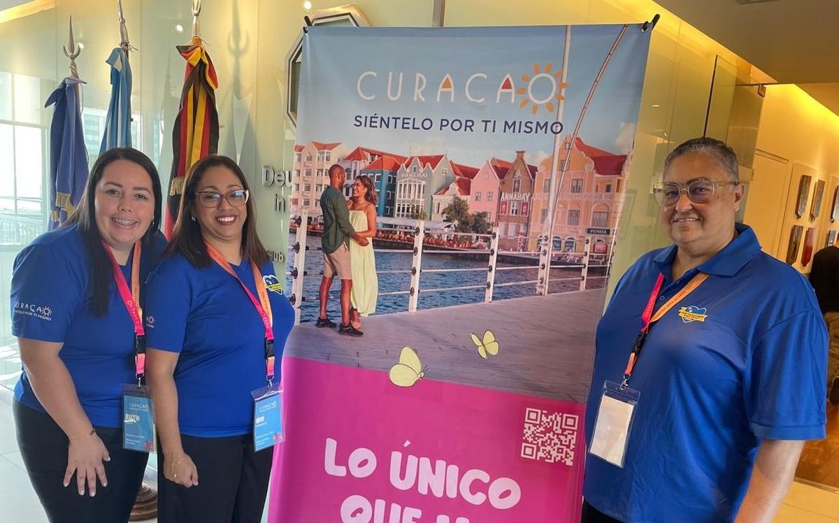 Iris Carrasco (centro) junto a sus colaboradoras de la Oficina de Turismo de Curazao.