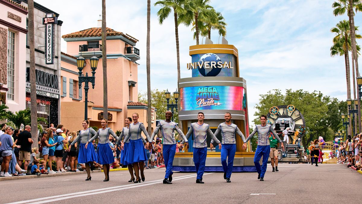 Universal Orlando Resort: Universal Mega Movie Parade combina 13 carrozas nuevas con personajes de películas como Ghostbusters y Jurassic World, alrededor de 100 artistas y efectos especiales para crear una experiencia increíble. - Ladevi Medios y Soluciones Universal Orlando Resort: Universal Mega Movie Parade combina 13 carrozas nuevas con personajes de películas como Ghostbusters y Jurassic World, alrededor de 100 artistas y efectos especiales para crear una experiencia increíble.