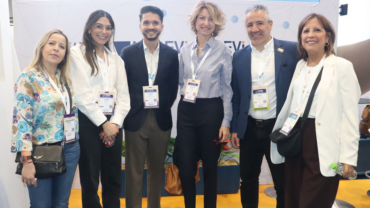 Fabian Manotas, director regional de Ladevi y equipo de la oficina de turismo de Francia en Colombia.