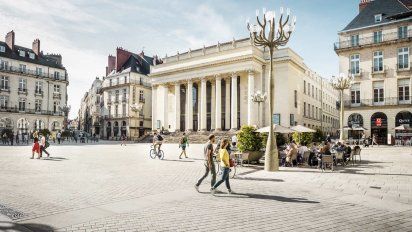 A solo 50 kilómetros al sureste del océano Atlántico, la ciudad se encuentra a unos 300 kilómetros de París y podría ser tu próximo destino vacacional.