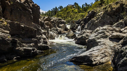 El mágico pueblito de Córdoba con cascadas de aguas doradas para el verano