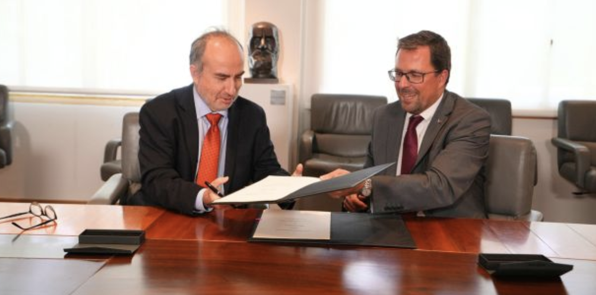 Raül Blanco y Eric Martin González, presidentes de Ferrocarriles de Chile y Renfe, durante la firma del acuerdo