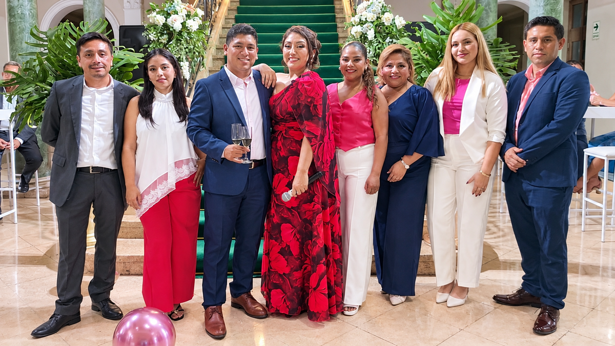Equipo de Crismark Travel Mayorista durante la celebración de su 7° aniversario, una noche que reunió trayectoria, cercanía e innovación en el sector turístico.