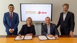 Representantes de Etihad y Grupo Abra sellan el acuerdo en el Salón Aeronáutico de Farnborough (Reino Unido)