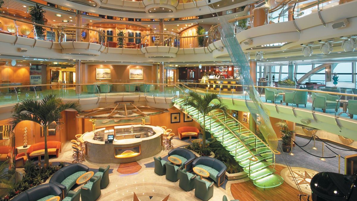 El Centrum, corazón del Serenade of the Seas, deslumbra con su diseño de vidrio, arte y espectáculos.