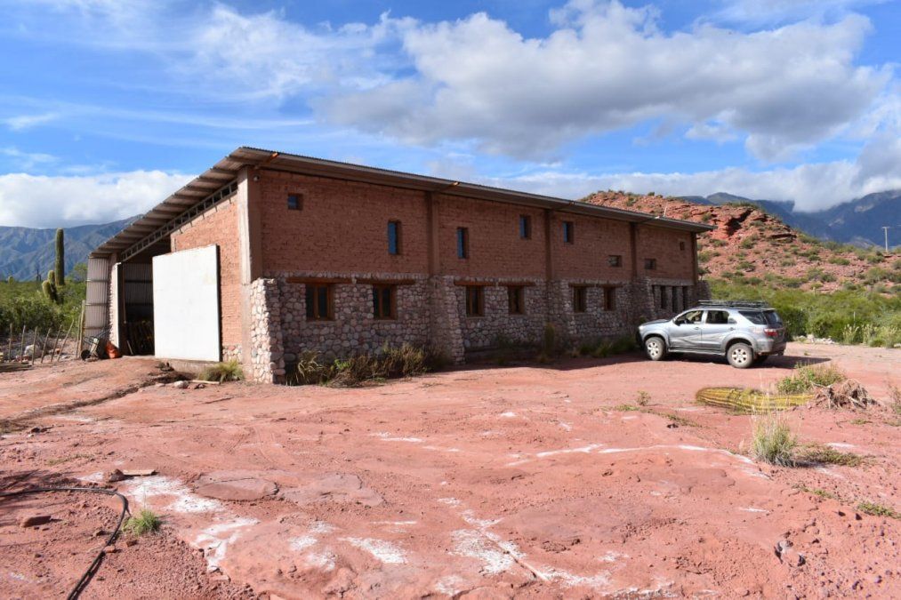 En la hermosa localidad de Aicuña, a la cual se accede por un acceso desde la mítica RN40, hace solo unos pocos años un grupo de elaboradores locales creó este emprendimiento cooperativo y asociativo que hoy ya es una bodega que crece año a año. En la hermosa localidad de Aicuña, a la cual se accede por un acceso desde la mítica RN40, hace solo unos pocos años un grupo de elaboradores locales creó este emprendimiento cooperativo y asociativo que hoy ya es una bodega que crece año a año.