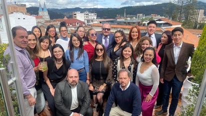 Agentes de viajes de Cuenca junto a Fidel Murgueytio, gerente general de Maxitravel.&nbsp;