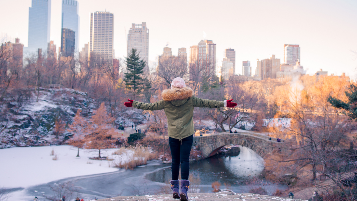 Un clásico de Manhattan que transforma las vacaciones en un paseo lleno de paisajes tranquilos y escenarios invernales Un clásico de Manhattan que transforma las vacaciones en un paseo lleno de paisajes tranquilos y escenarios invernales