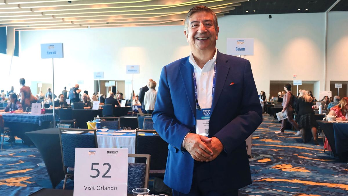 Leonardo Salazar, gerente senior de relaciones públicas de Visit Orlando, durante IPW 2026.