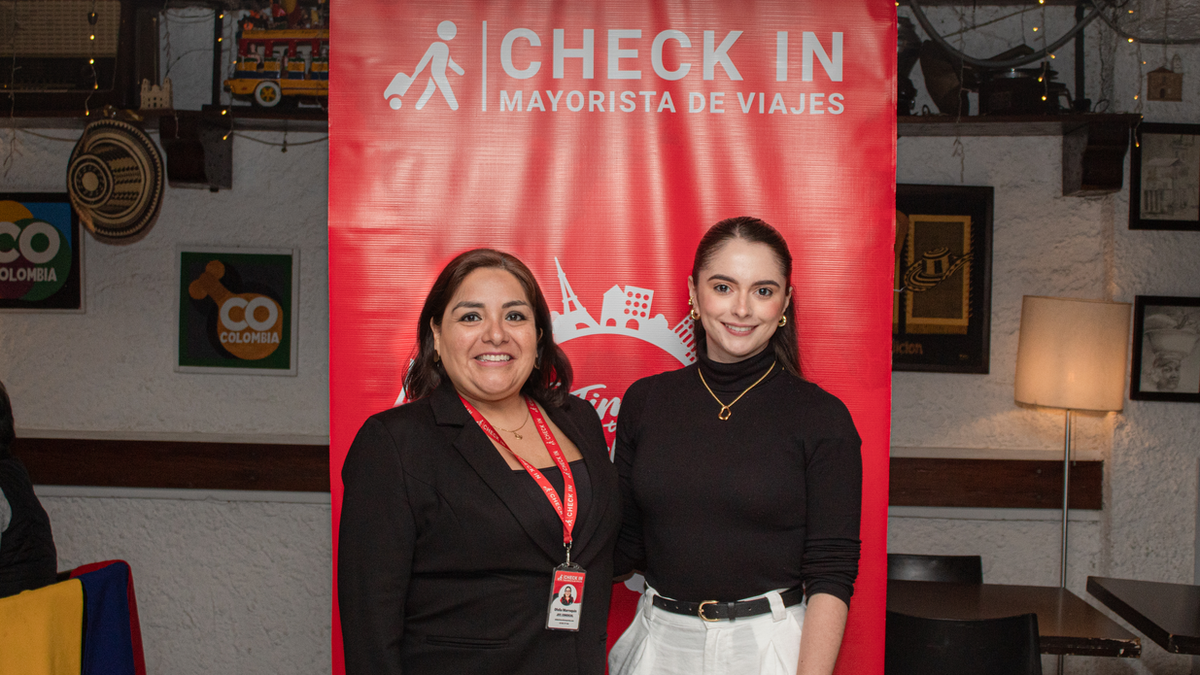 Ofelia Marroqu&iacute;n, jefa comercial de CHECK IN Mayorista junto a Mar&iacute;a Jos&eacute; Ramos, representante de Destino Colombia.