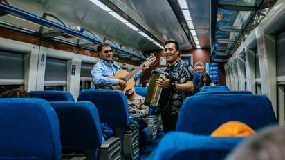 Viajar en tren vuelve a ser protagonista este verano con los Trenes Turísticos de EFE Central, que combinan enoturismo, gastronomía y panoramas desde Santiago.