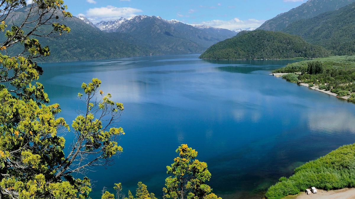 Descubrí un pueblito en la Patagonia escondido en plena Cordillera y con un lago mágico.&nbsp;