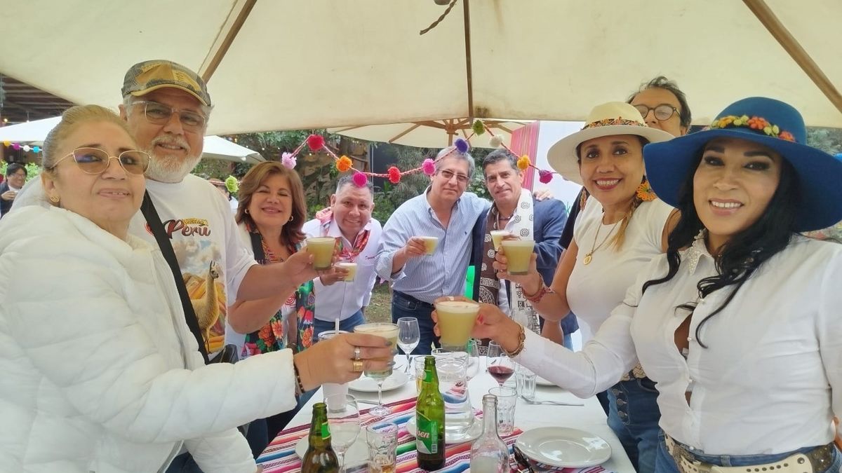 Agencias y operadores brindando por el aniversario de Perú Inkásico.