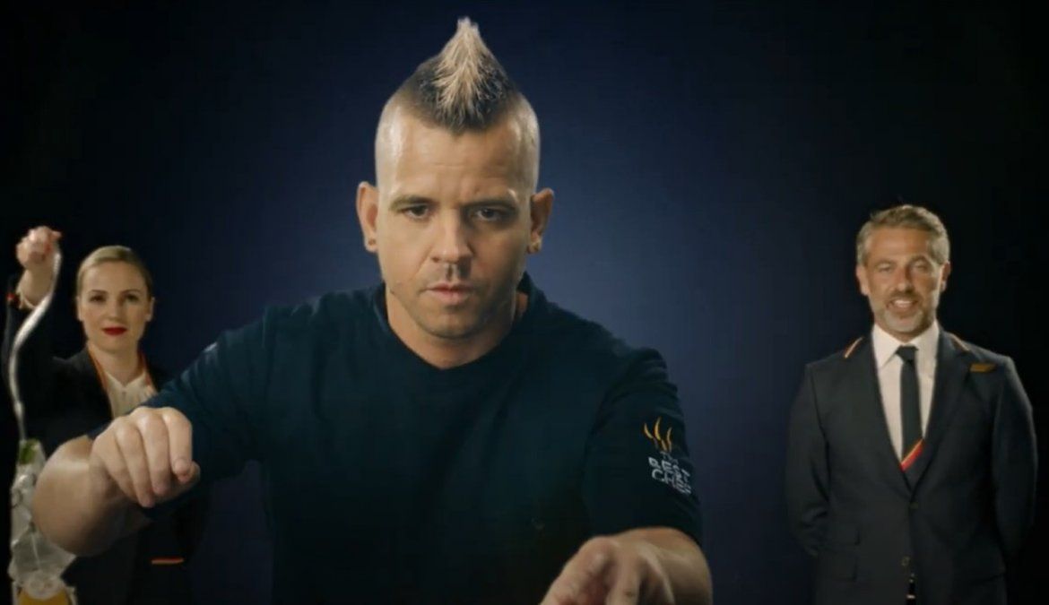 El chef Dabiz Muñoz, ganador de tres Estrellas Michelin, en el video de seguridad de Iberia.