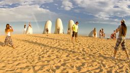 La escultura “La Mano” en Playa Brava es una de las postales más reconocidas de Punta del Este.
