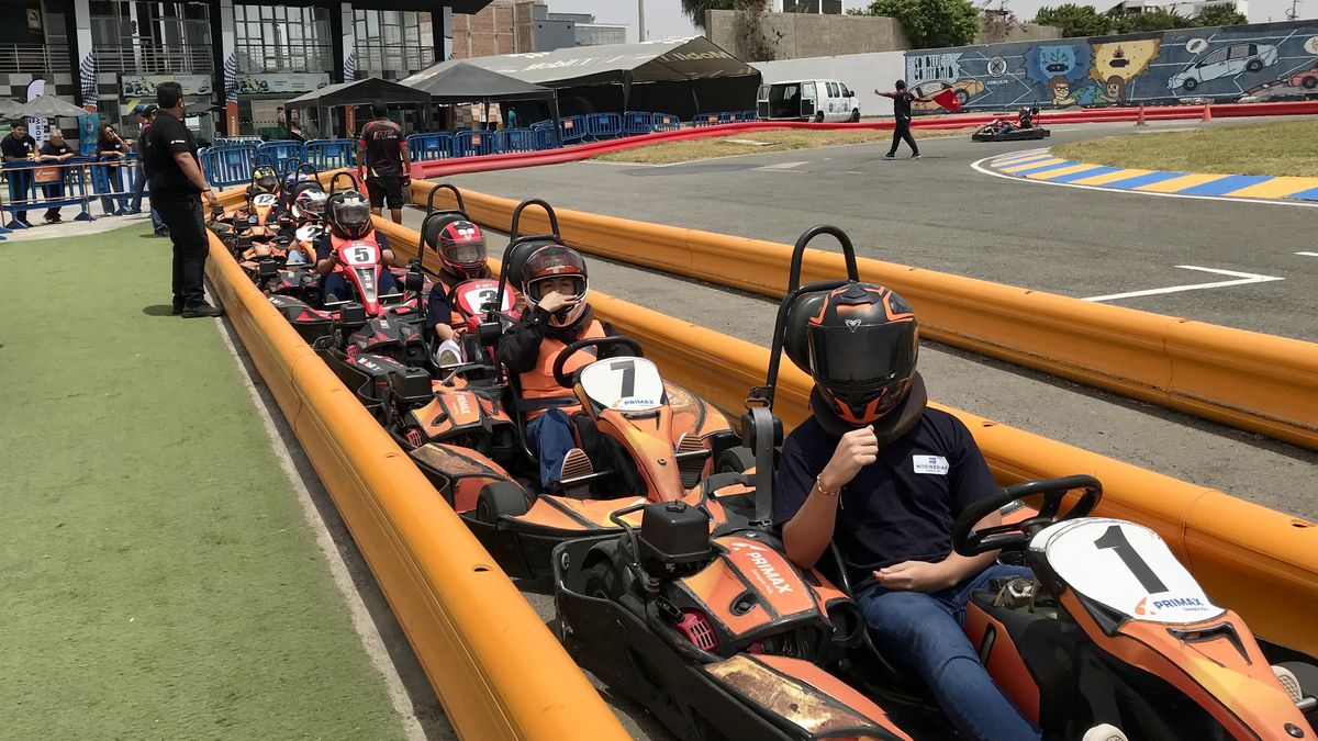Agentes de viajes listos para vivir la experiencia de karting.