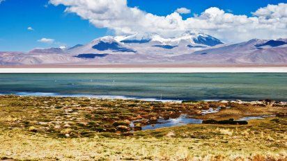 La laguna Santa Rosa refleja los hermosos paisajes altiplánicos de la Región de Atacama.