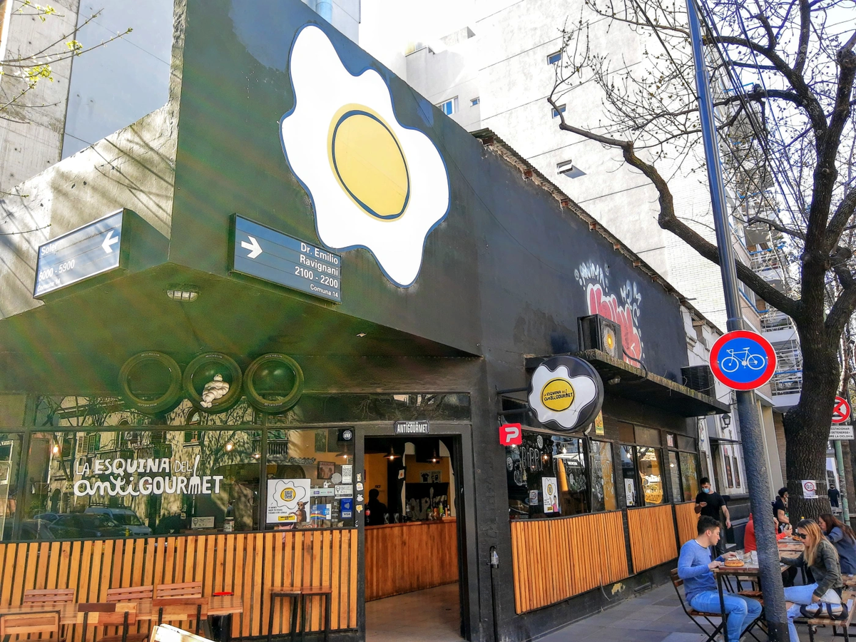 Semana Santa: La Esquina del Antigourmet desafía a los restaurantes palermitanos sin alma con una oferta honesta, abundante y económica. 