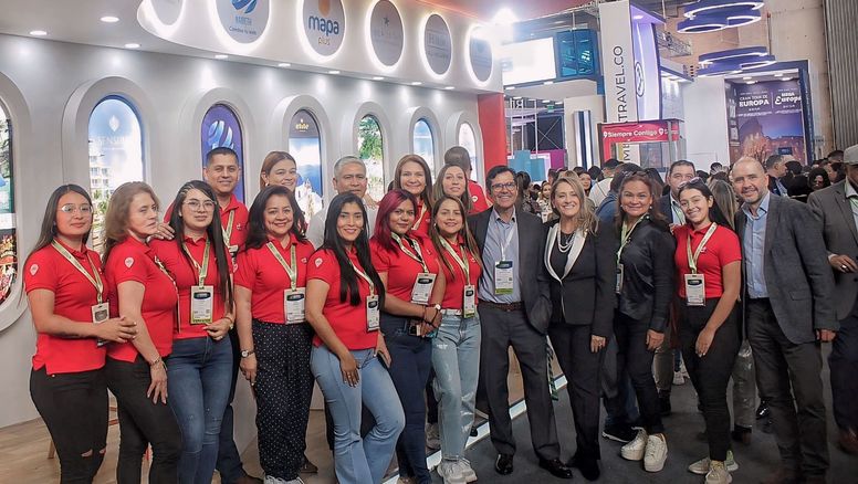 El equipo de CIC Travel junto a su stand en Anato 2024.&nbsp;