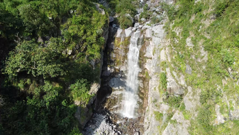 Este mágico lugar de Salta es un paraíso secreto que deslumbra a los visitantes y que guarda una fantástica cascada natural escondida entre 2 imponentes cerros.