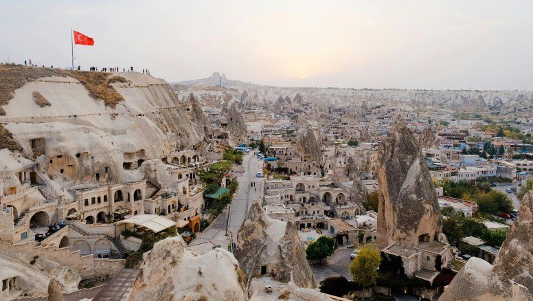 Los circuitos de Exodus Turkey ofrecen alojamiento cinco estrellas en Estambul en el hotel Istanbul Rotana Hotel, y hoteles cueva en Capadocia como el Signature Premium Cave Hotel.