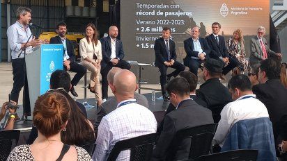 Matías Lammens se dirige a los presentes en el acto organizado por el Ministerio de Transporte en el Aeroparque Jorge Newbery.