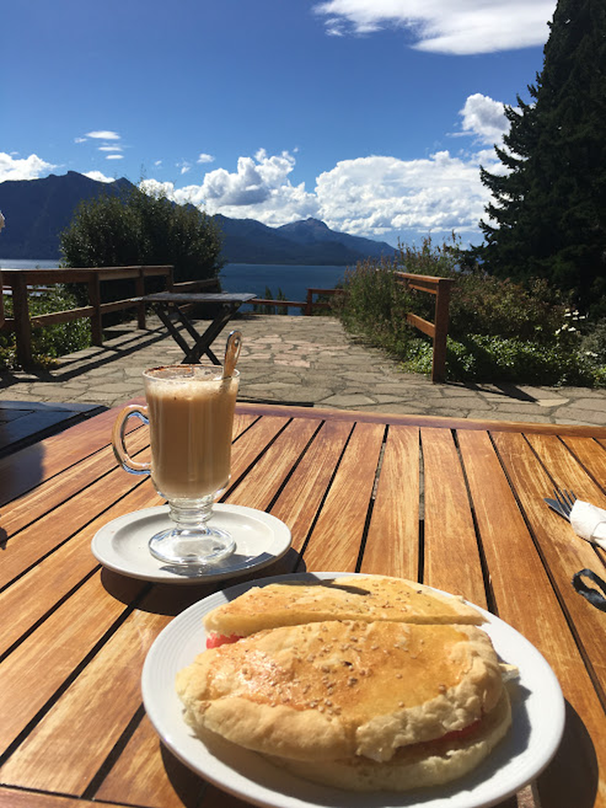 El Hotel Tunquelen es una gran opción para merendar durante el verano 2023. Con una fascinante vista y deliciosas opciones, este es el lugar ideal.