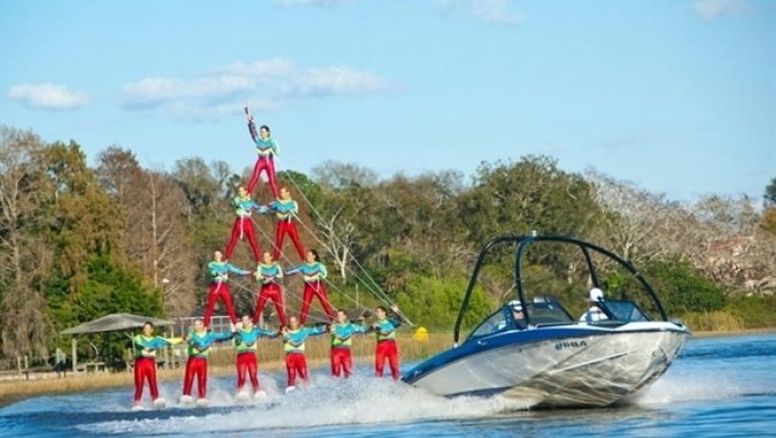 Una vez al mes Lake Silver es escenario de los célebres shows de esquí acuático de Cypress Gardens.