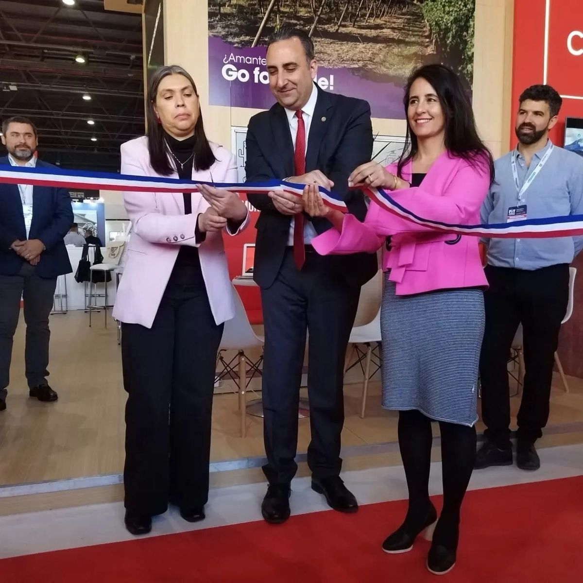 Beatriz Román estuvo en la inauguración del stand de Chile junto a la embajadora del en Argentina, Bárbara Figueroa, y el presidente de la Cámara Argentina de Turismo, Gustavo Hani. 