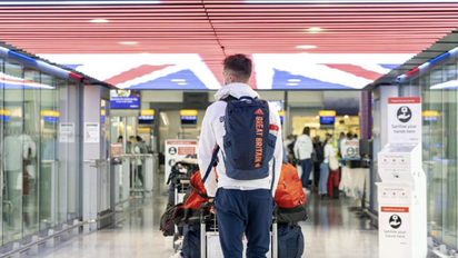 Viajero en el aeropuerto de Heathrow.