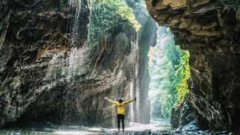 Los majestuosos cañones de Colombia ofrecen paisajes inigualables llenos de aventura biodiversidad y serenidad ideales para los amantes del ecoturismo.