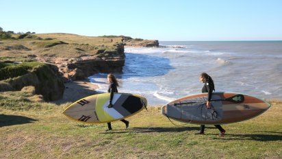 Mar del Plata: playas con olas, acantilados y otras para practicar deportes en los 47 km. de litoral del destino.