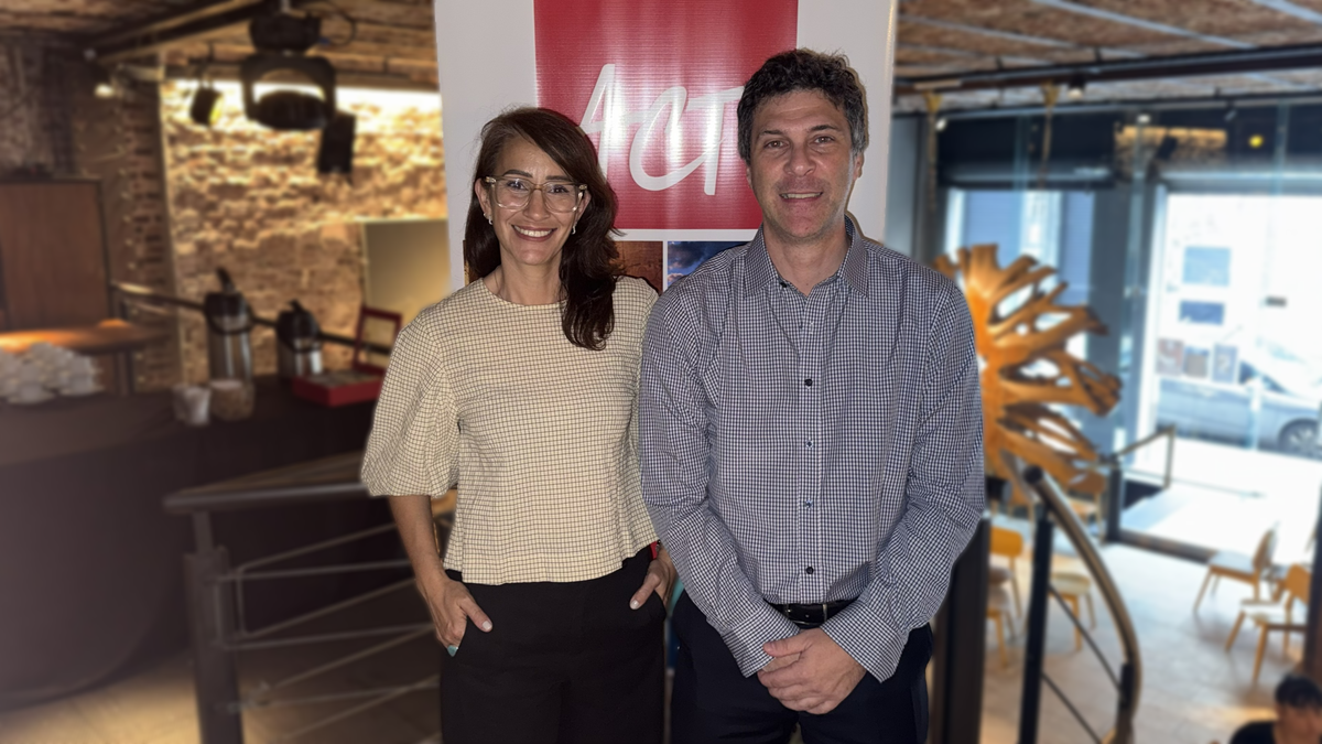 Jimena Carrasco, responsable de Marketing de ACT Travel; junto a Gabriel Ardone, encargado del Departamento de Brasil.