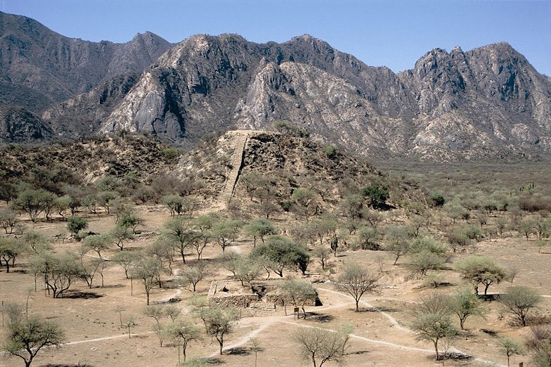 Una escalinata de piedra conduce a una plataforma en la cima de una pequeña loma en El Shinkal