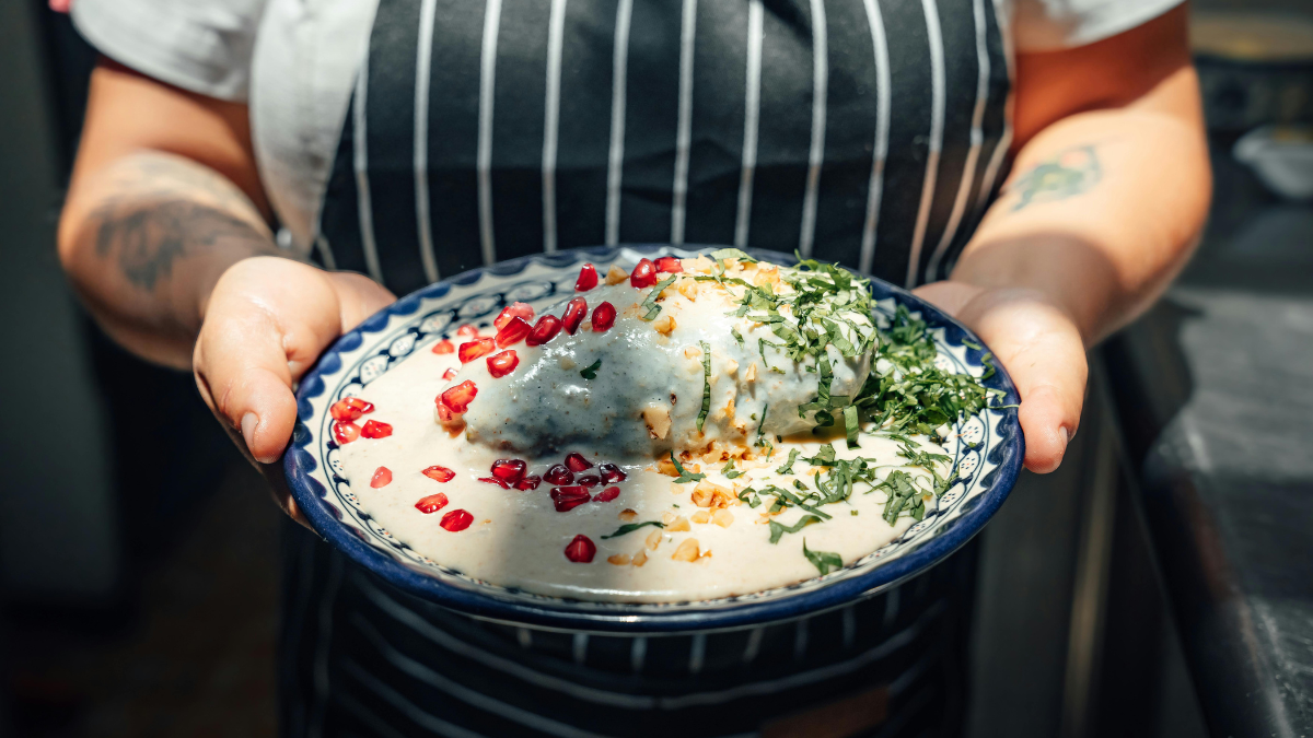 Conoce cuándo comienza la temporada de chile en nogada en Puebla.