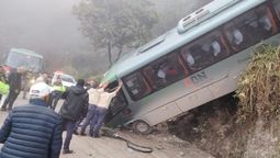 Bus turístico de la empresa Consettur sufrió despiste y vuelco retornando de la ciudadela de Machu Picchu.