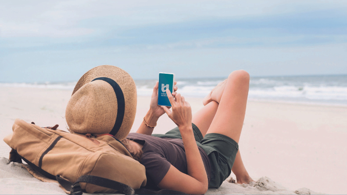 La IA de Universal Assistance realiza escaneo rápido de salud mirando a la cámara del celular.