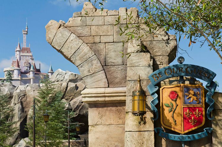 El restaurante Be Our Guest está dentro del castillo de La Bella y la Bestia.