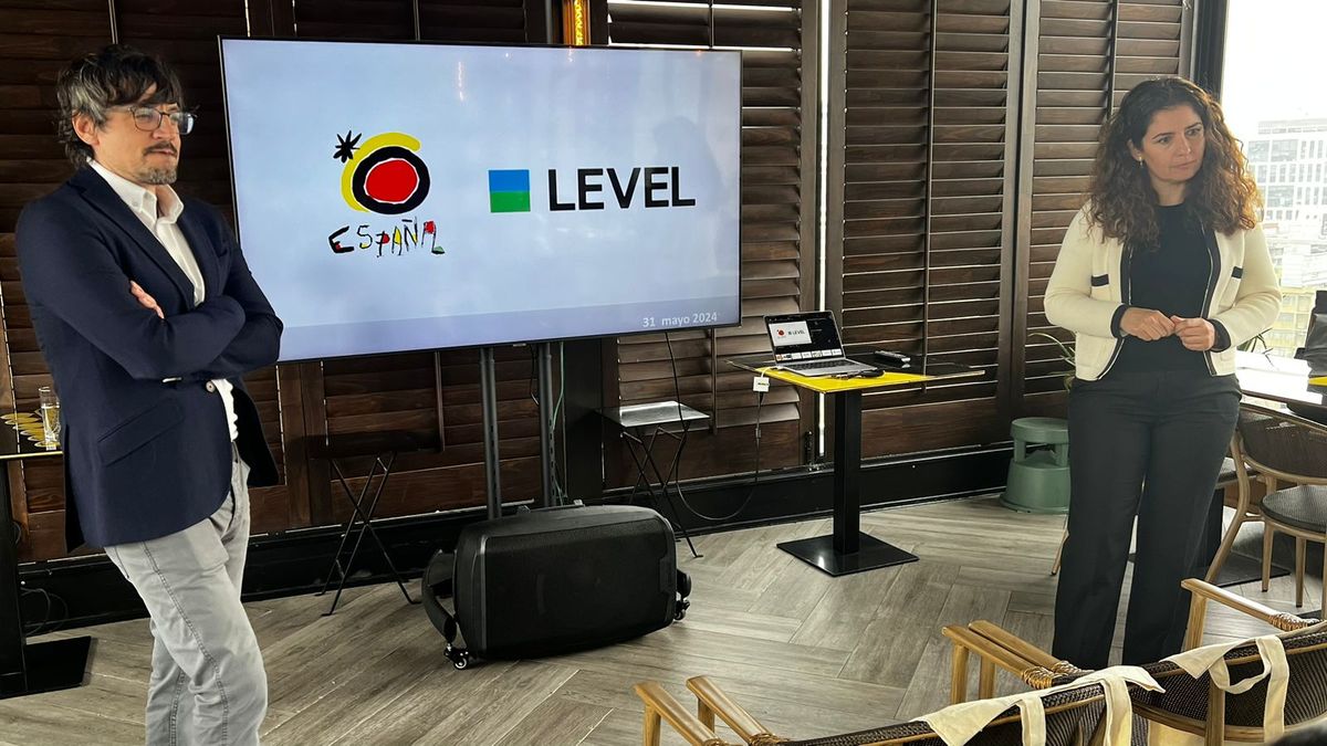 Roque González, consejero de turismo de España; Lucía Adrover directora comercial y de red de Level. - Ladevi Medios y Soluciones Roque González, consejero de turismo de España; Lucía Adrover directora comercial y de red de Level.