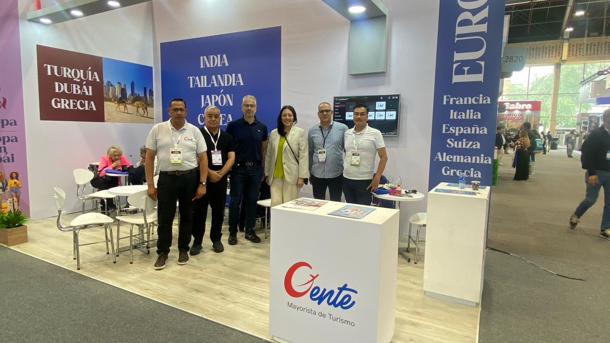 Maximiliano Cristiano junto a su equipo de Gente Mayorista de Turismo. 