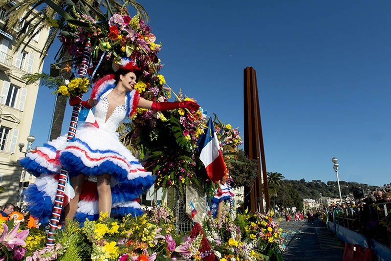 En el carnaval desfilan carrozas realizadas íntegramente de flores.