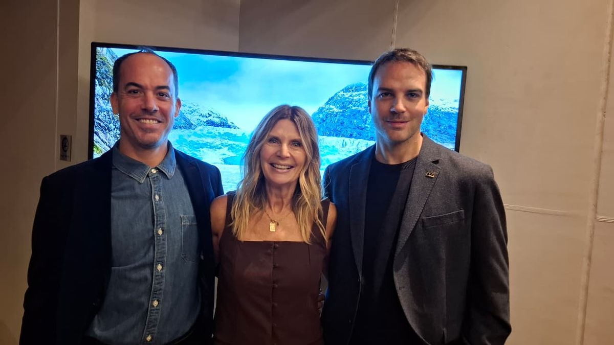 Cecilia Arriagada, gerente de ventas de Cruceros Australis, junto a los influenciadores José De la Maza y Alberto Siderey.